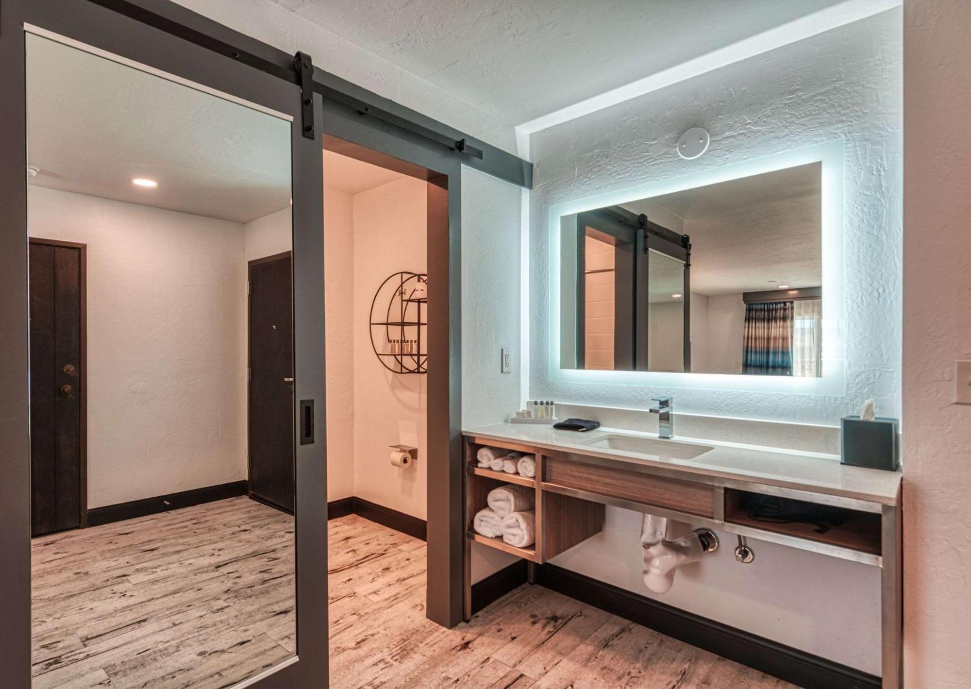 Casa Via Mar Inn, Ascend Hotel Collection Порт-Уэнеме Экстерьер фото